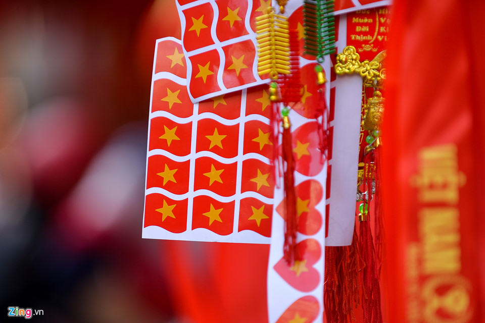 Người dân Hà Nội tấp nập mua đồ cổ vũ U23 Việt Nam